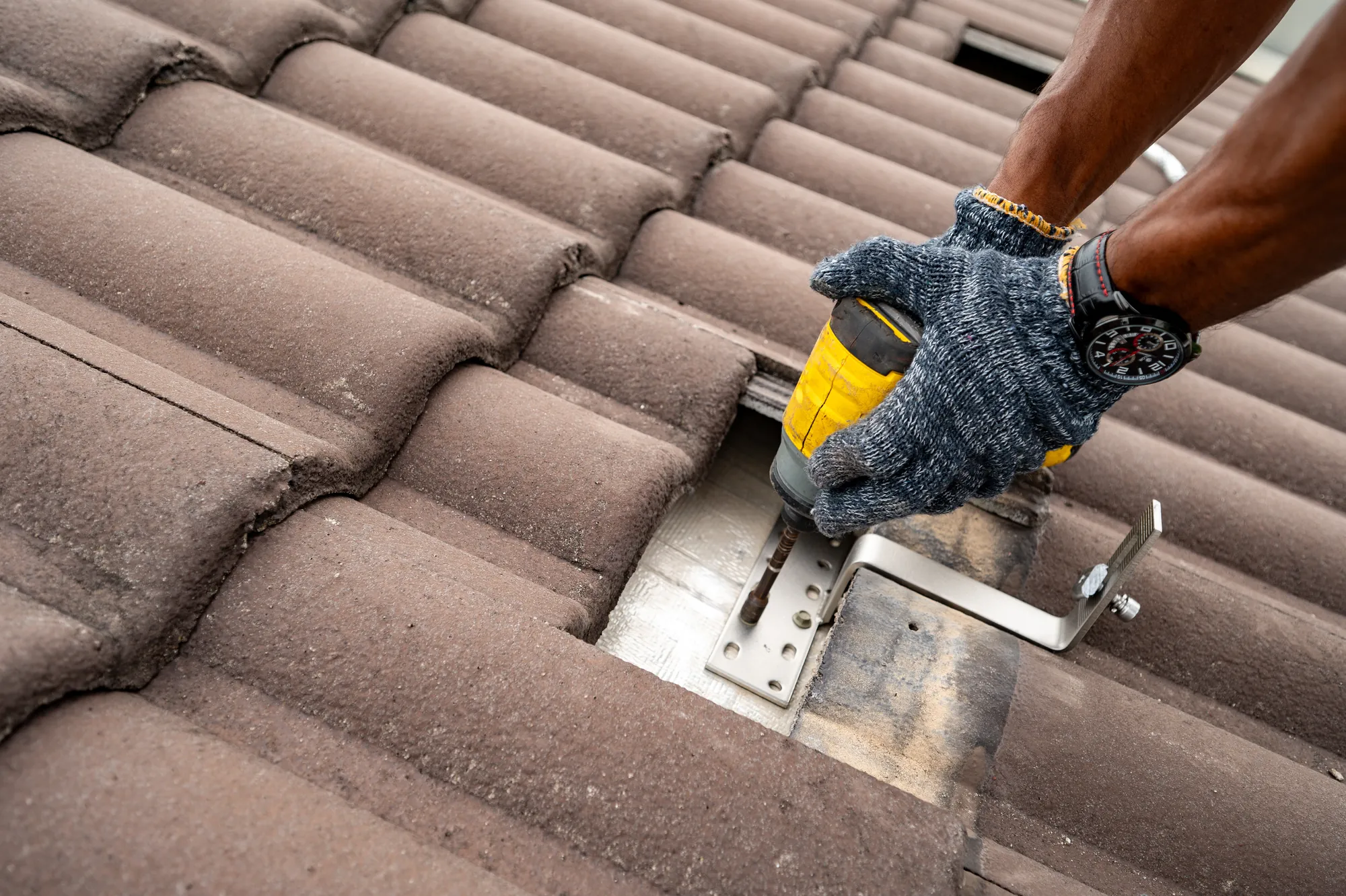 Roof hook fixed to a tiled roof